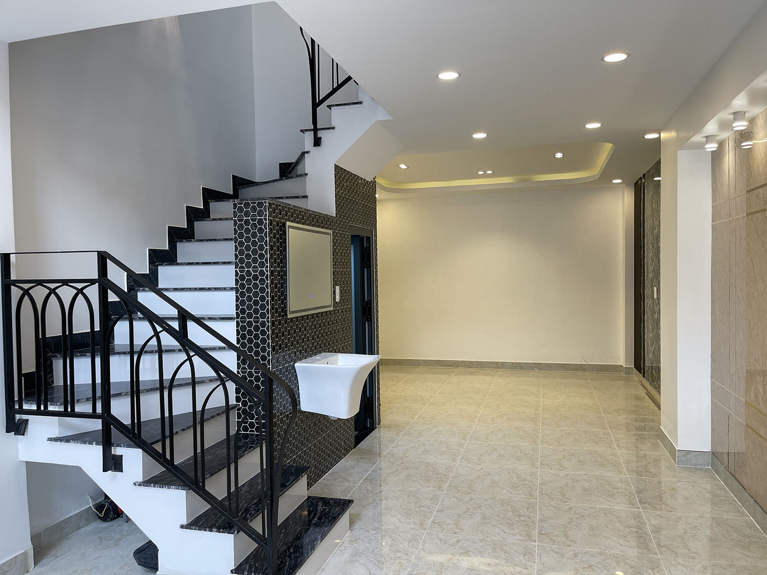 Bán nhà Đường Nguyễn Trọng Tuyển, Quận Phú Nhuận Tuyệt phẩm 4 lầu t.kế Cổ Điển PARIS PHÁP, hẻm ôtô