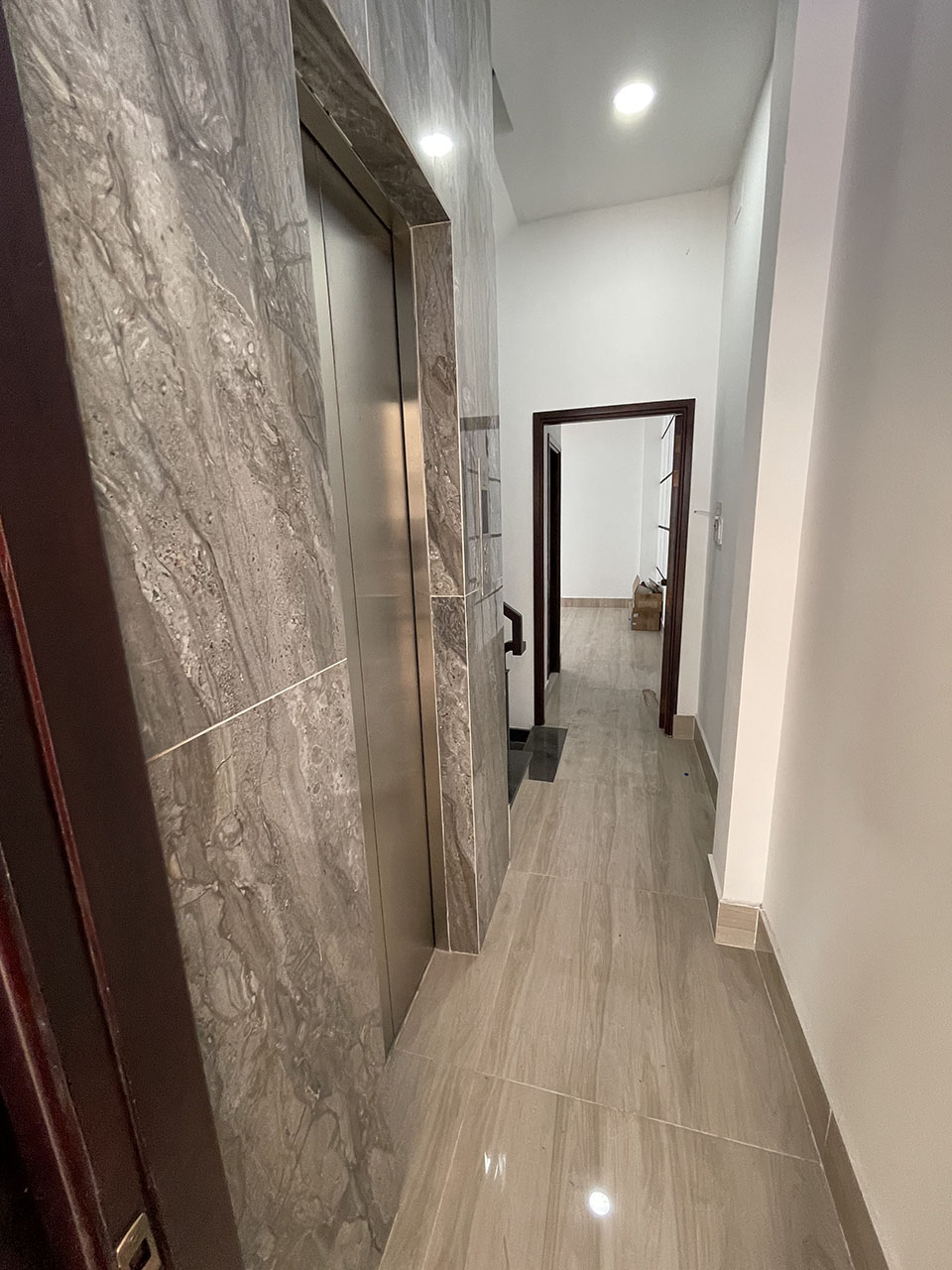 Bán nhà Phạm Cư Lượng Tân Bình Hầm đổ ôtô, 5 lầu, thang máy, khu VIP T.S.Nhất, có HĐ thuê 45tr/th